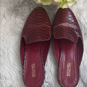 Croc maroon mules